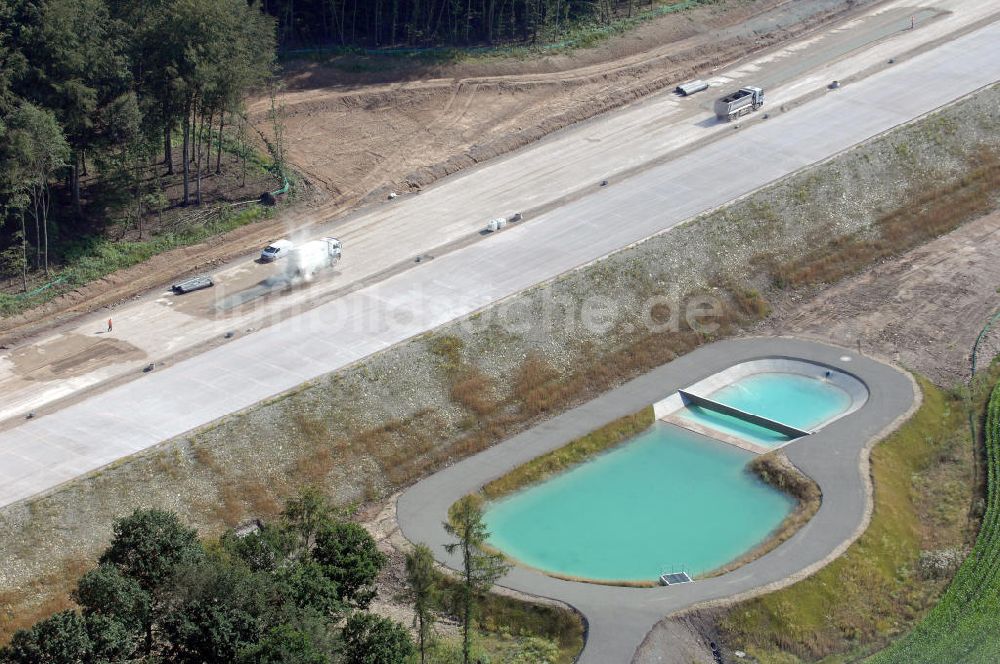 Luftbild Madelungen - Blick auf ein Regenrückhaltebecken neben der A4 nahe der Unterführung südlich von Madelungen