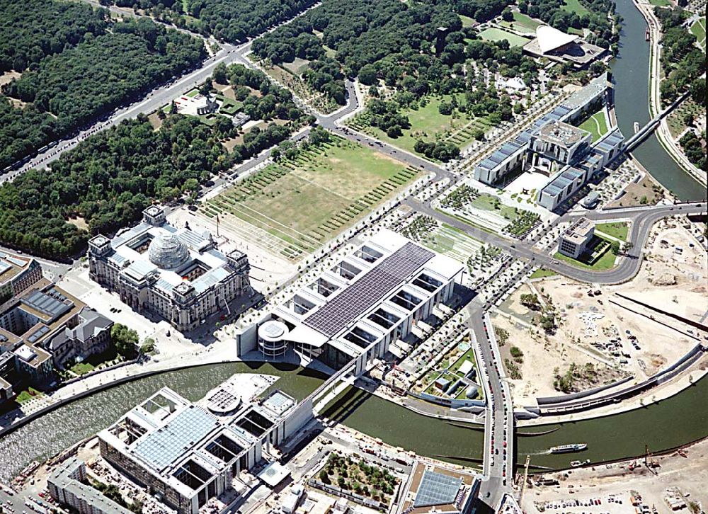 Luftaufnahme Berlin - Tiergarten (Spreebogen) - Blick auf das Regierungsviertel im Berliner Tiegarten