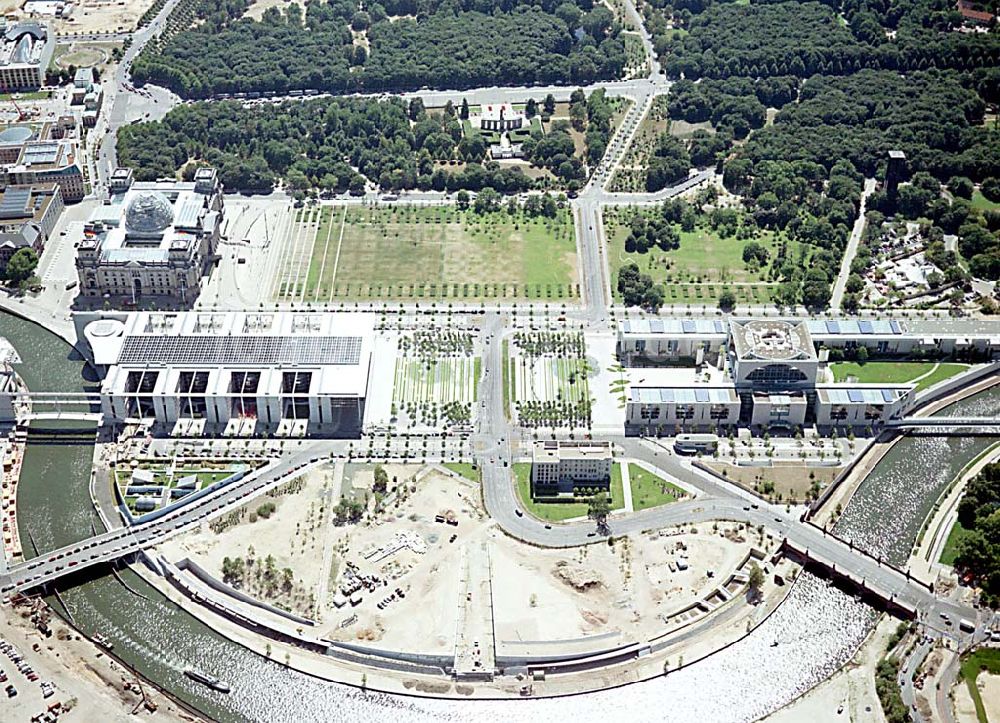 Berlin - Tiergarten (Spreebogen) aus der Vogelperspektive: Blick auf das Regierungsviertel im Berliner Tiegarten