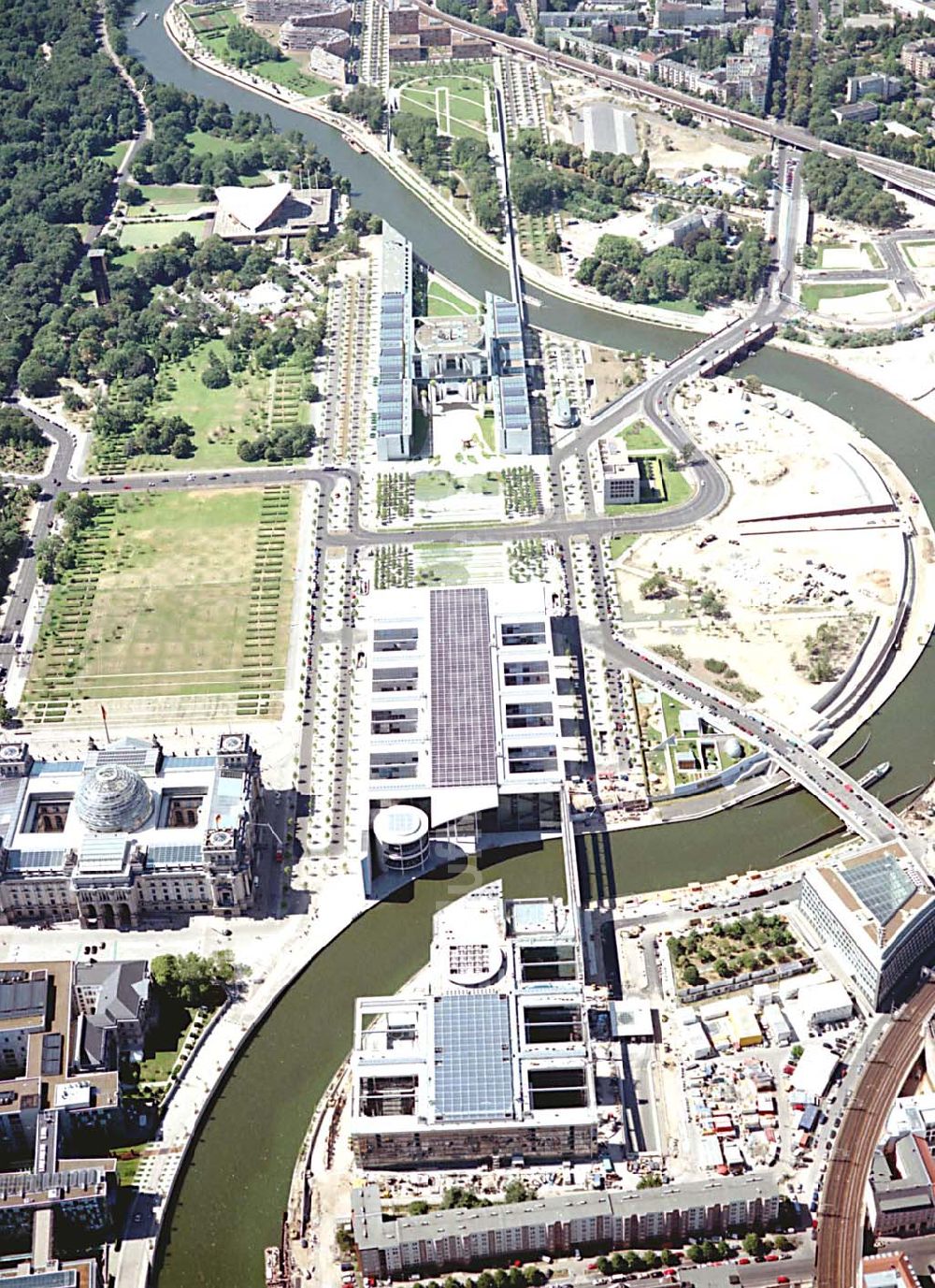 Berlin - Tiergarten (Spreebogen) aus der Vogelperspektive: Blick auf das Regierungsviertel im Berliner Tiegarten