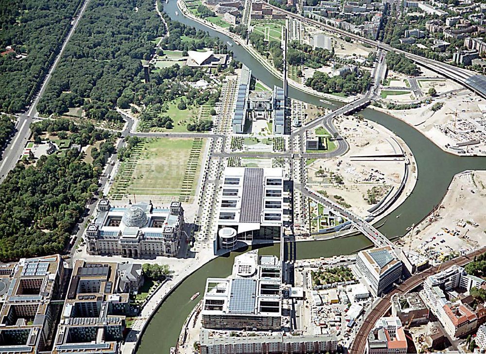 Berlin - Tiergarten (Spreebogen) aus der Vogelperspektive: Blick auf das Regierungsviertel im Berliner Tiegarten