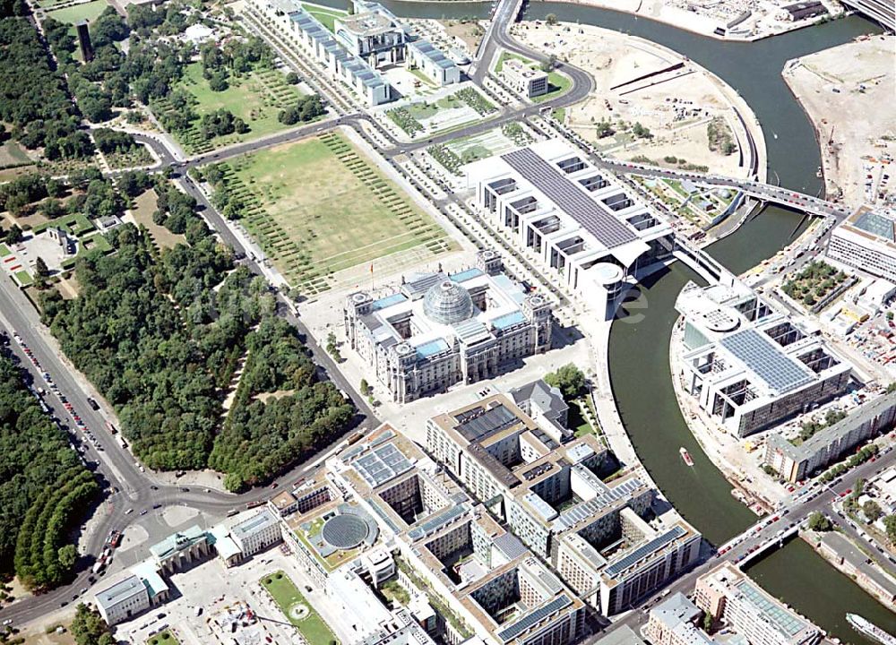 Berlin - Tiergarten (Spreebogen) aus der Vogelperspektive: Blick auf das Regierungsviertel im Berliner Tiegarten