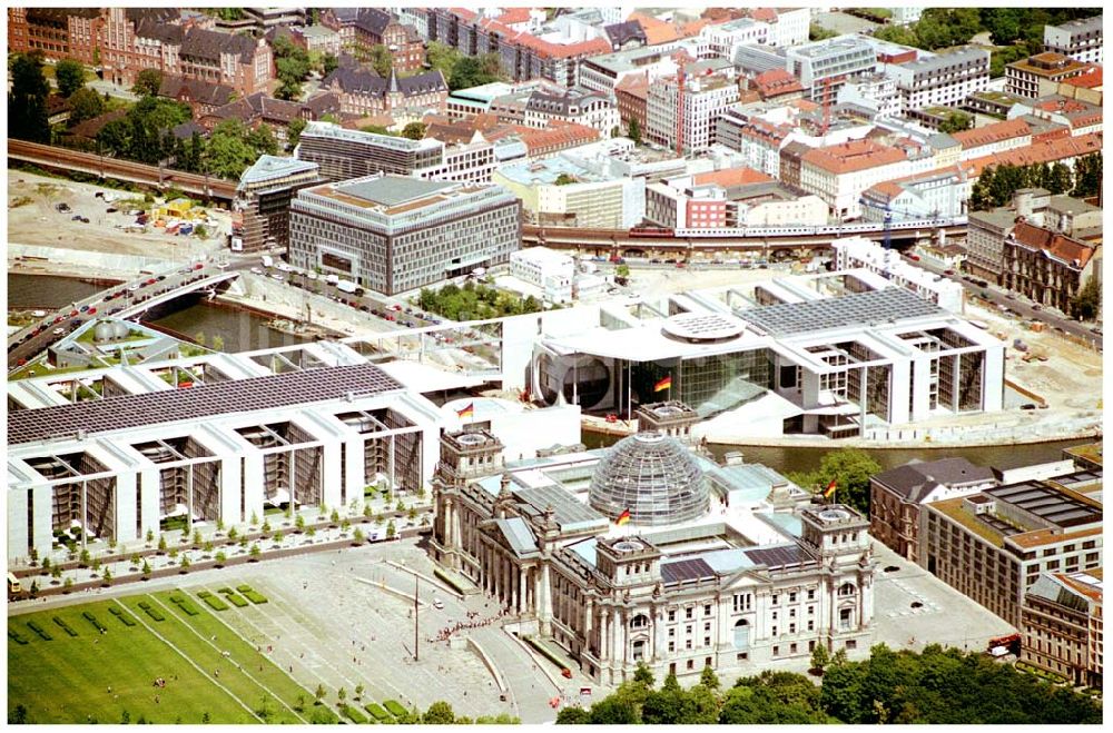 Berlin-Tiergarten aus der Vogelperspektive: Blick auf den Reichstag in Berlin