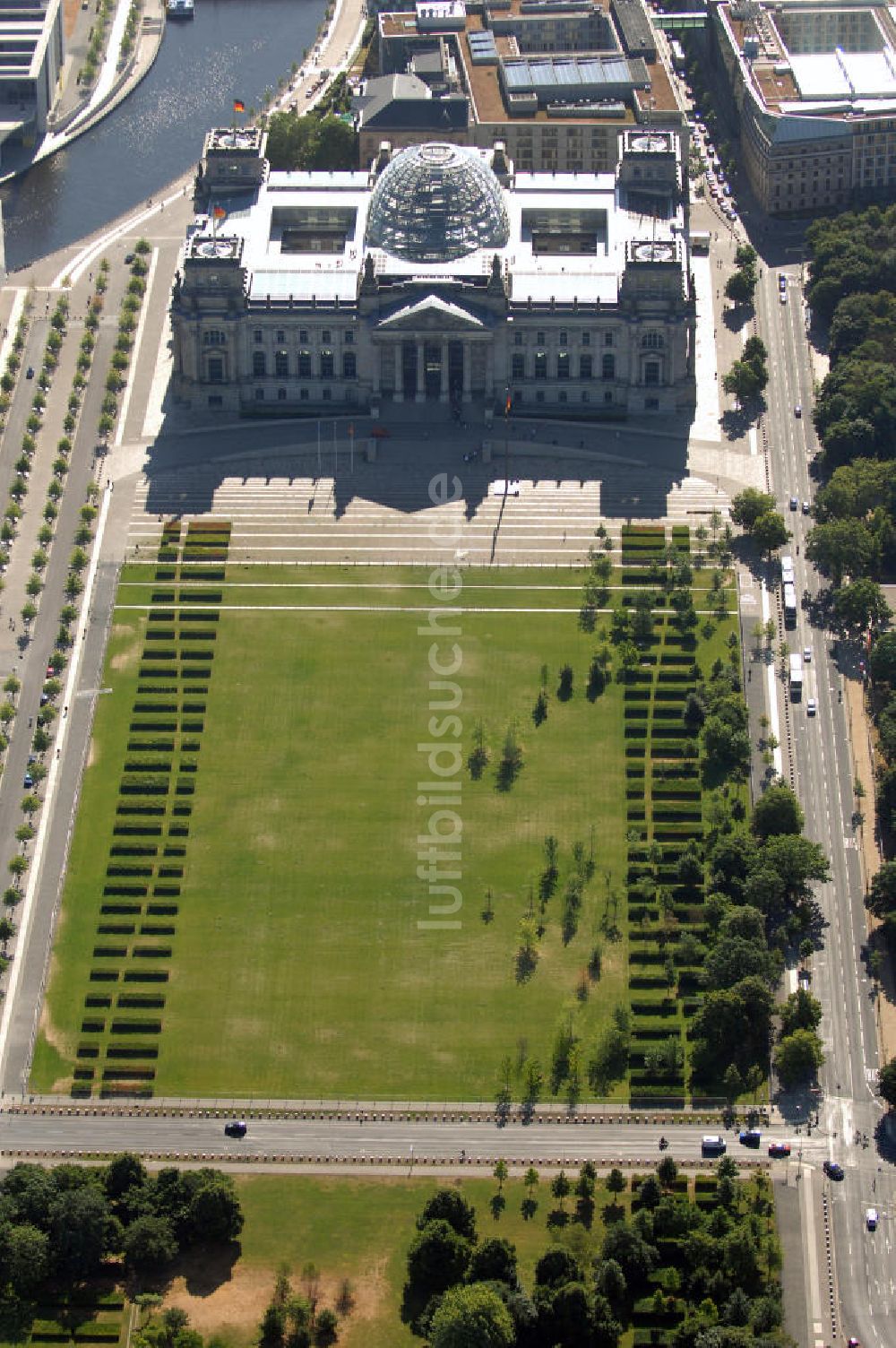 Berlin aus der Vogelperspektive: Blick auf das Reichstagsgebäude in Berlin