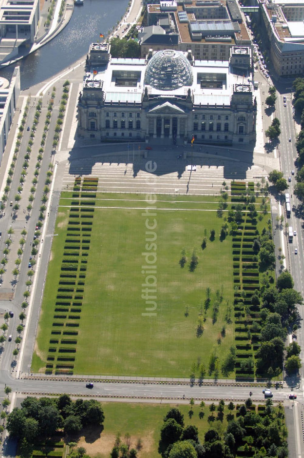 Luftbild Berlin - Blick auf das Reichstagsgebäude in Berlin