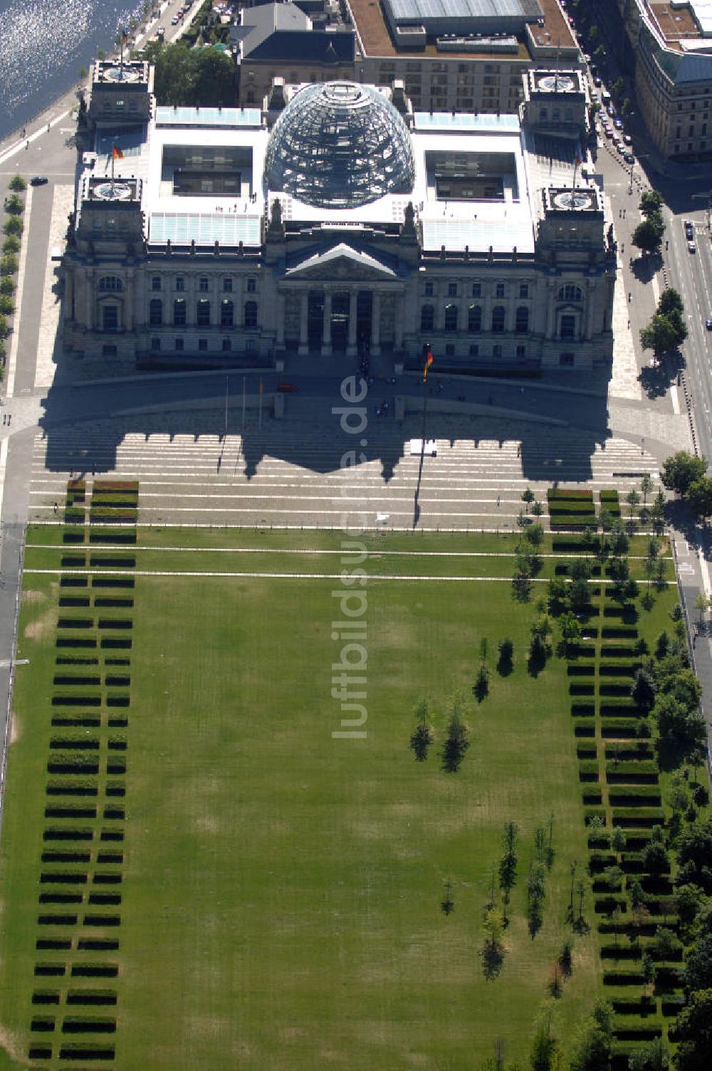 Luftaufnahme Berlin - Blick auf das Reichstagsgebäude in Berlin