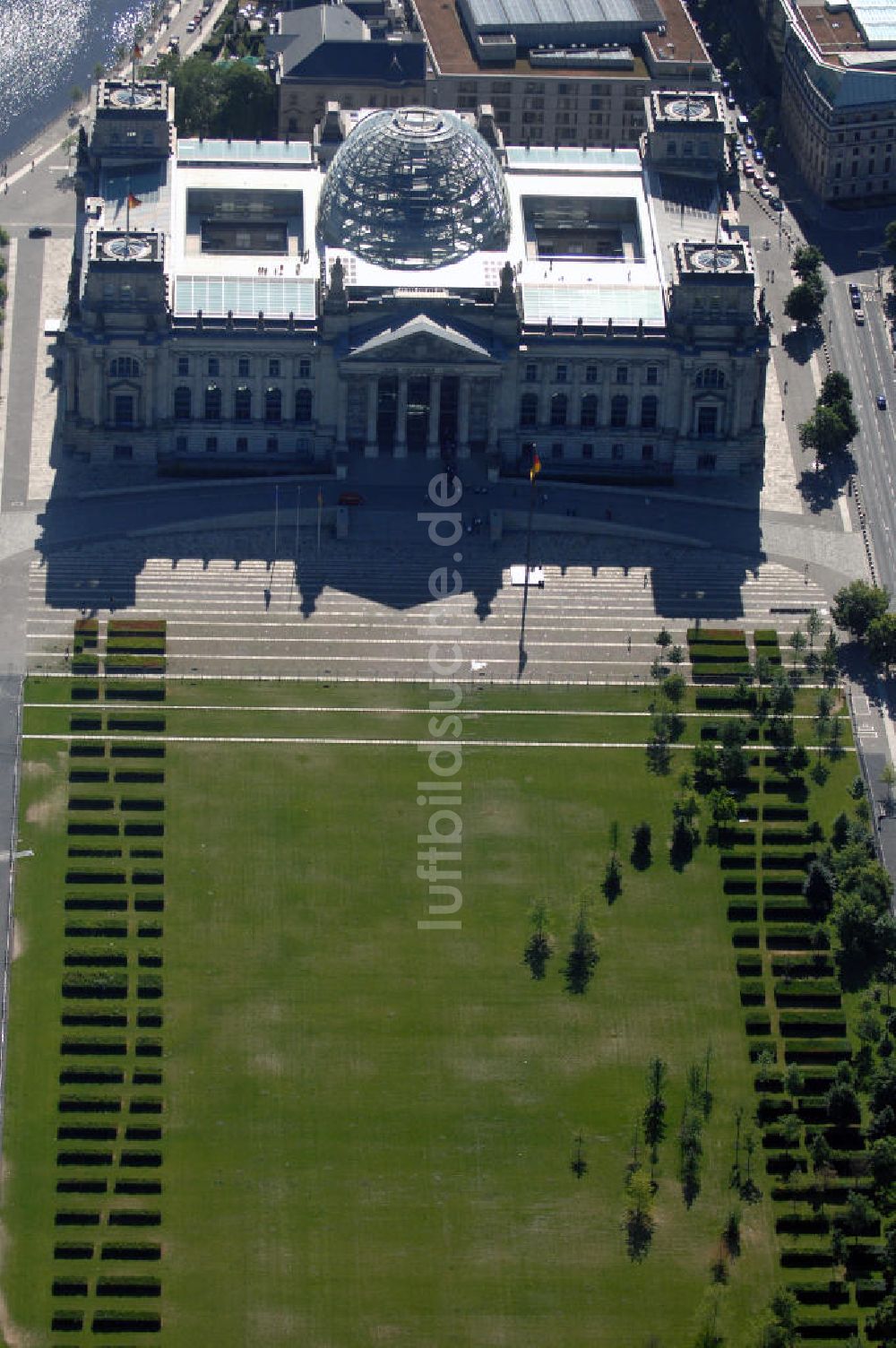 Berlin von oben - Blick auf das Reichstagsgebäude in Berlin