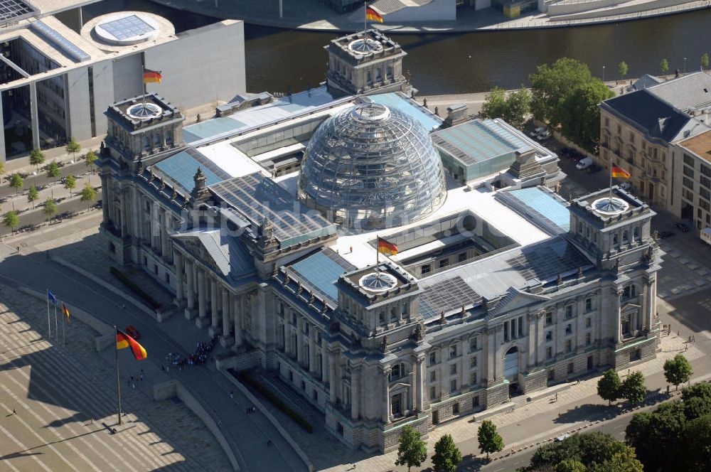 Luftbild Berlin - Blick auf das Reichstagsgebäude in Berlin