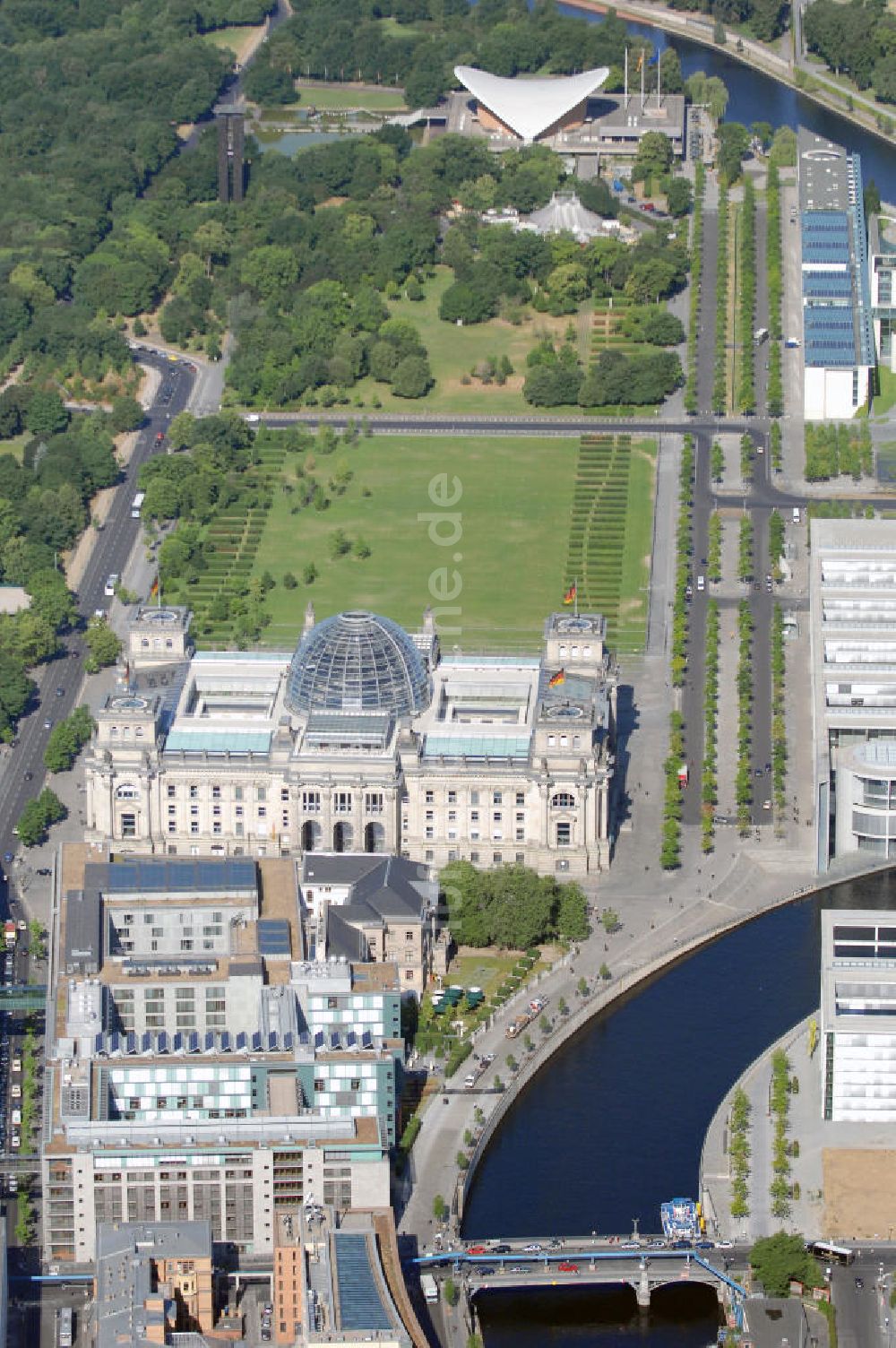 Luftaufnahme Berlin - Blick auf das Reichstagsgebäude in Berlin