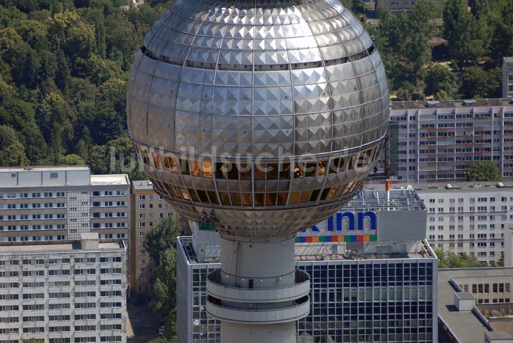 Luftaufnahme Berlin - Blick auf Reinigungsarbeiten durch Industriekletterer an der Kugel des Berliner Fernsehturmes in Mitte