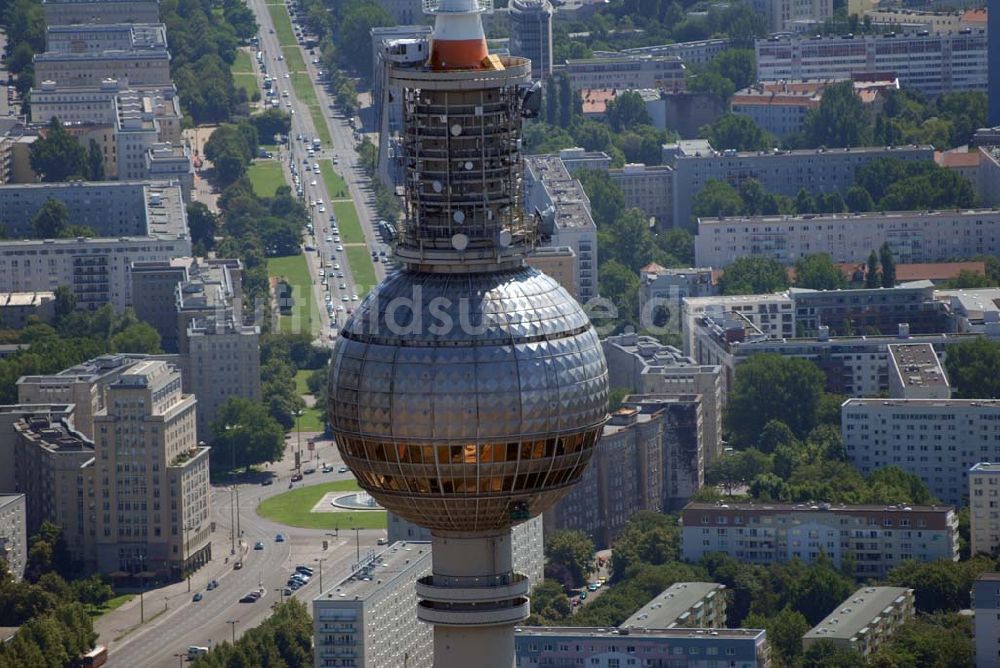 Berlin von oben - Blick auf Reinigungsarbeiten durch Industriekletterer an der Kugel des Berliner Fernsehturmes in Mitte