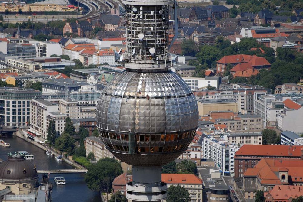 Berlin aus der Vogelperspektive: Blick auf Reinigungsarbeiten durch Industriekletterer an der Kugel des Berliner Fernsehturmes in Mitte