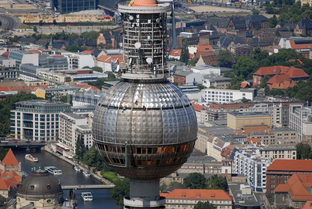 Luftbild Berlin - Blick auf Reinigungsarbeiten durch Industriekletterer an der Kugel des Berliner Fernsehturmes in Mitte