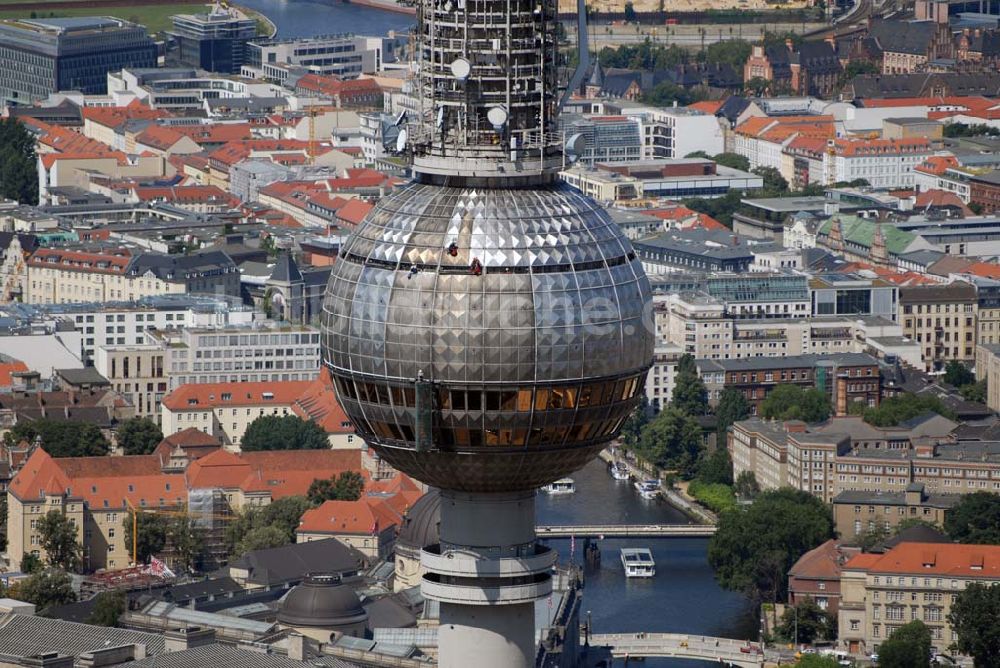 Luftaufnahme Berlin - Blick auf Reinigungsarbeiten durch Industriekletterer an der Kugel des Berliner Fernsehturmes in Mitte