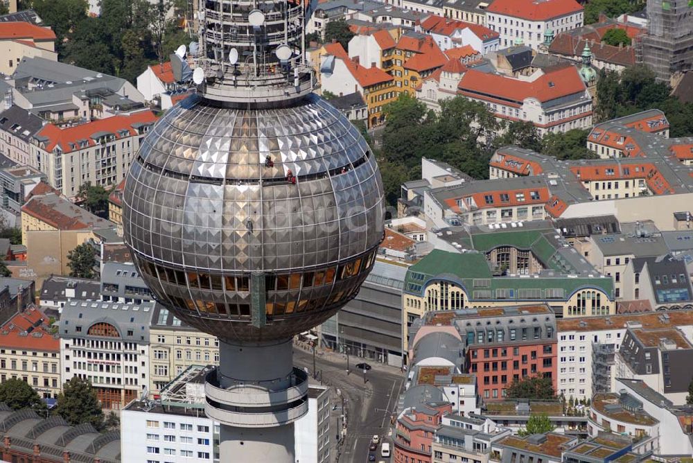 Berlin von oben - Blick auf Reinigungsarbeiten durch Industriekletterer an der Kugel des Berliner Fernsehturmes in Mitte