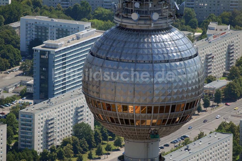 Berlin aus der Vogelperspektive: Blick auf Reinigungsarbeiten durch Industriekletterer an der Kugel des Berliner Fernsehturmes in Mitte