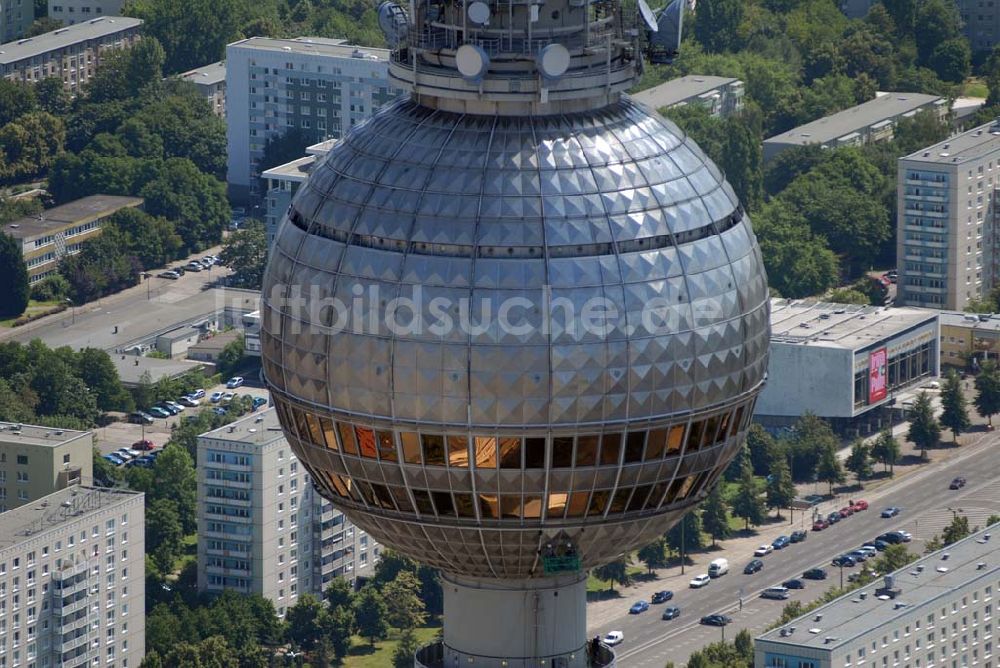 Luftbild Berlin - Blick auf Reinigungsarbeiten durch Industriekletterer an der Kugel des Berliner Fernsehturmes in Mitte