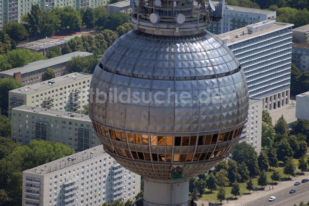 Luftaufnahme Berlin - Blick auf Reinigungsarbeiten durch Industriekletterer an der Kugel des Berliner Fernsehturmes in Mitte