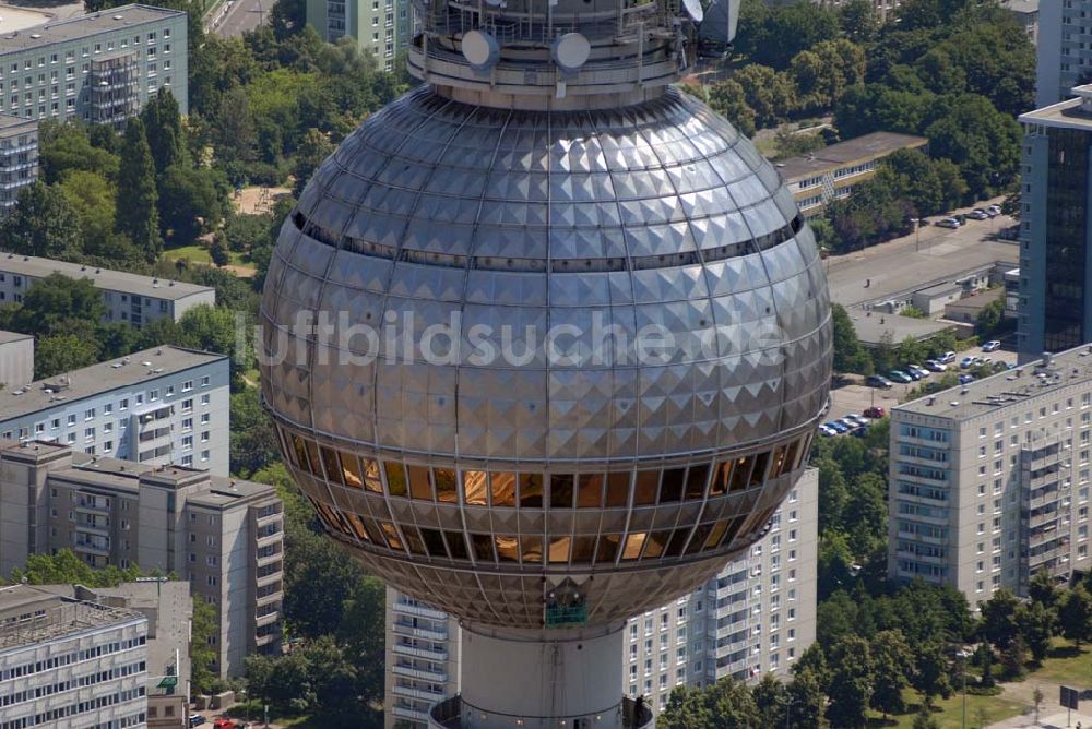 Berlin von oben - Blick auf Reinigungsarbeiten durch Industriekletterer an der Kugel des Berliner Fernsehturmes in Mitte