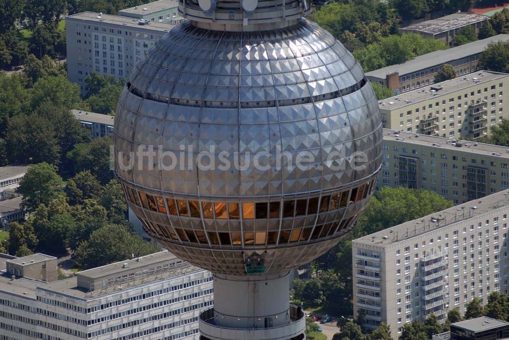 Berlin aus der Vogelperspektive: Blick auf Reinigungsarbeiten durch Industriekletterer an der Kugel des Berliner Fernsehturmes in Mitte