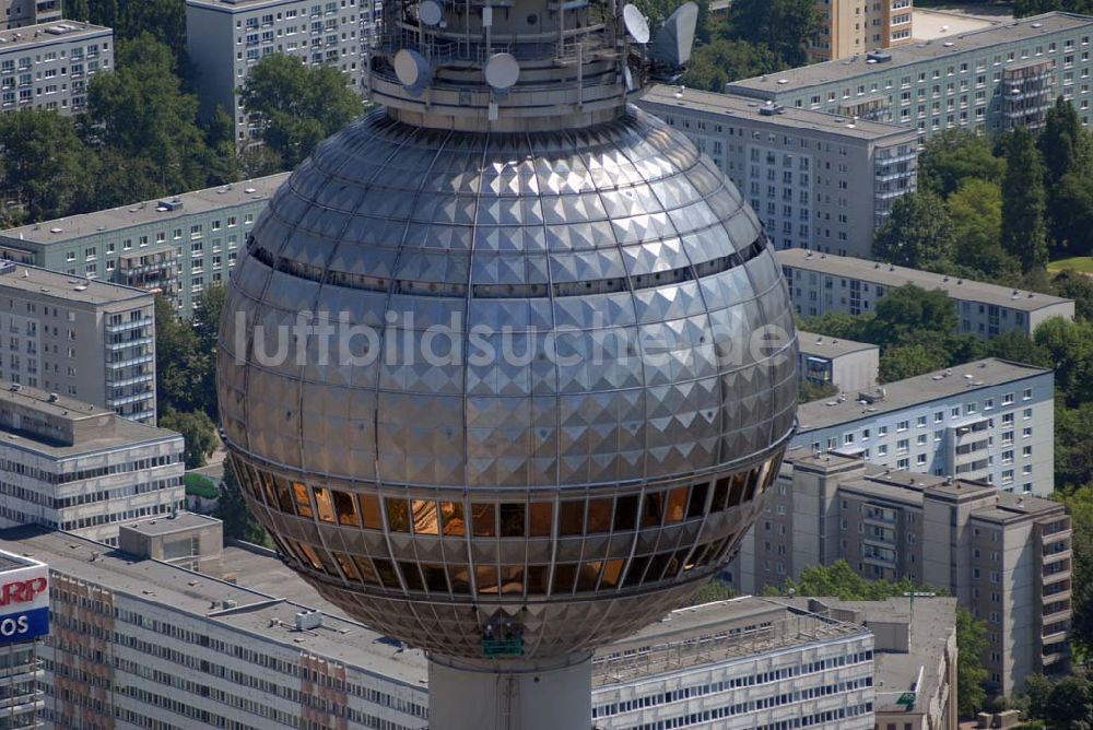 Luftbild Berlin - Blick auf Reinigungsarbeiten durch Industriekletterer an der Kugel des Berliner Fernsehturmes in Mitte