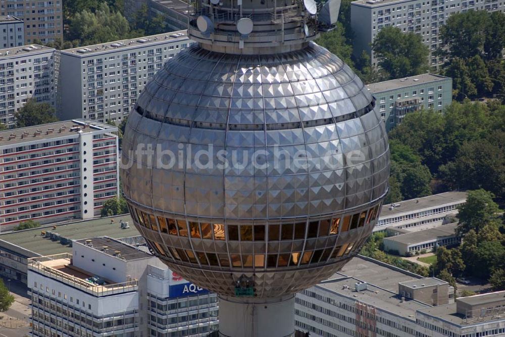 Luftaufnahme Berlin - Blick auf Reinigungsarbeiten durch Industriekletterer an der Kugel des Berliner Fernsehturmes in Mitte