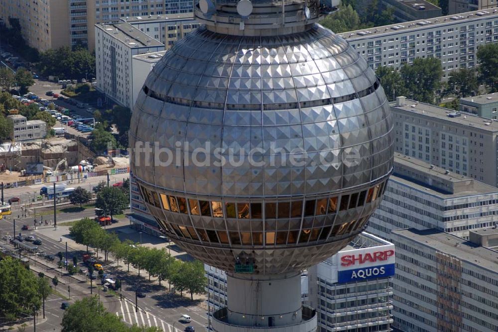 Berlin von oben - Blick auf Reinigungsarbeiten durch Industriekletterer an der Kugel des Berliner Fernsehturmes in Mitte