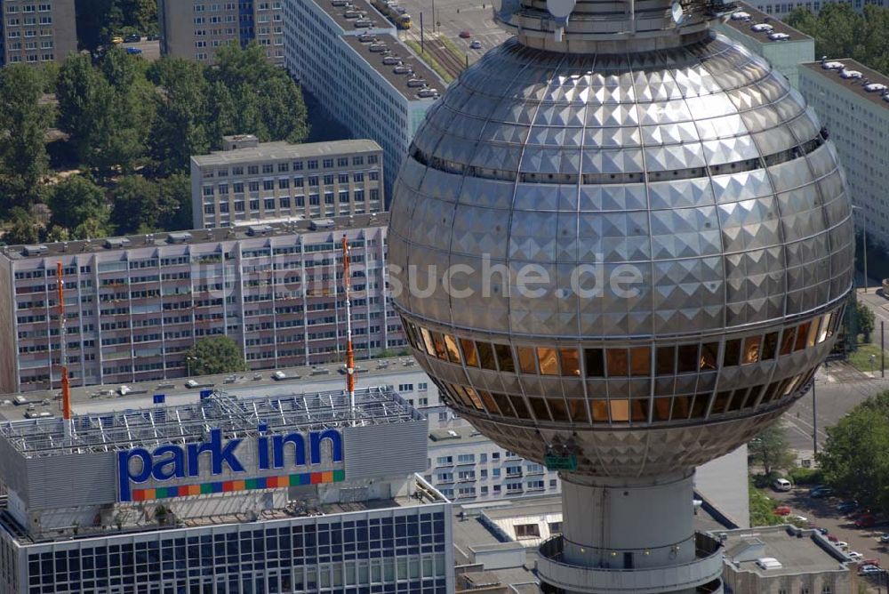 Luftbild Berlin - Blick auf Reinigungsarbeiten durch Industriekletterer an der Kugel des Berliner Fernsehturmes in Mitte