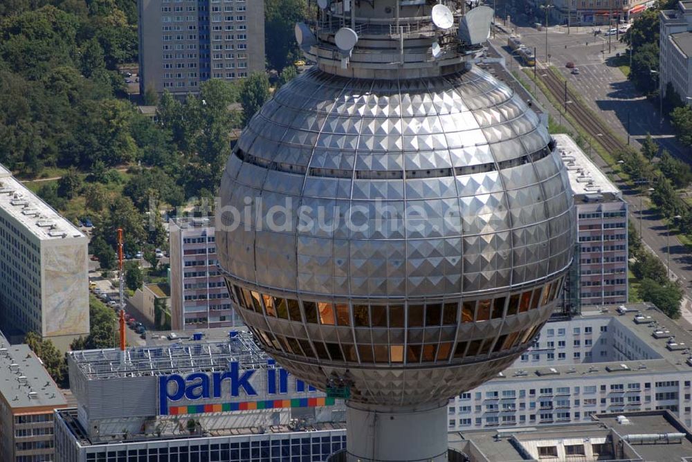 Luftaufnahme Berlin - Blick auf Reinigungsarbeiten durch Industriekletterer an der Kugel des Berliner Fernsehturmes in Mitte