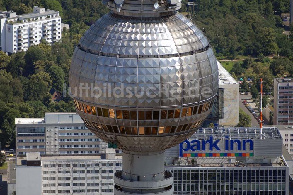 Berlin aus der Vogelperspektive: Blick auf Reinigungsarbeiten durch Industriekletterer an der Kugel des Berliner Fernsehturmes in Mitte