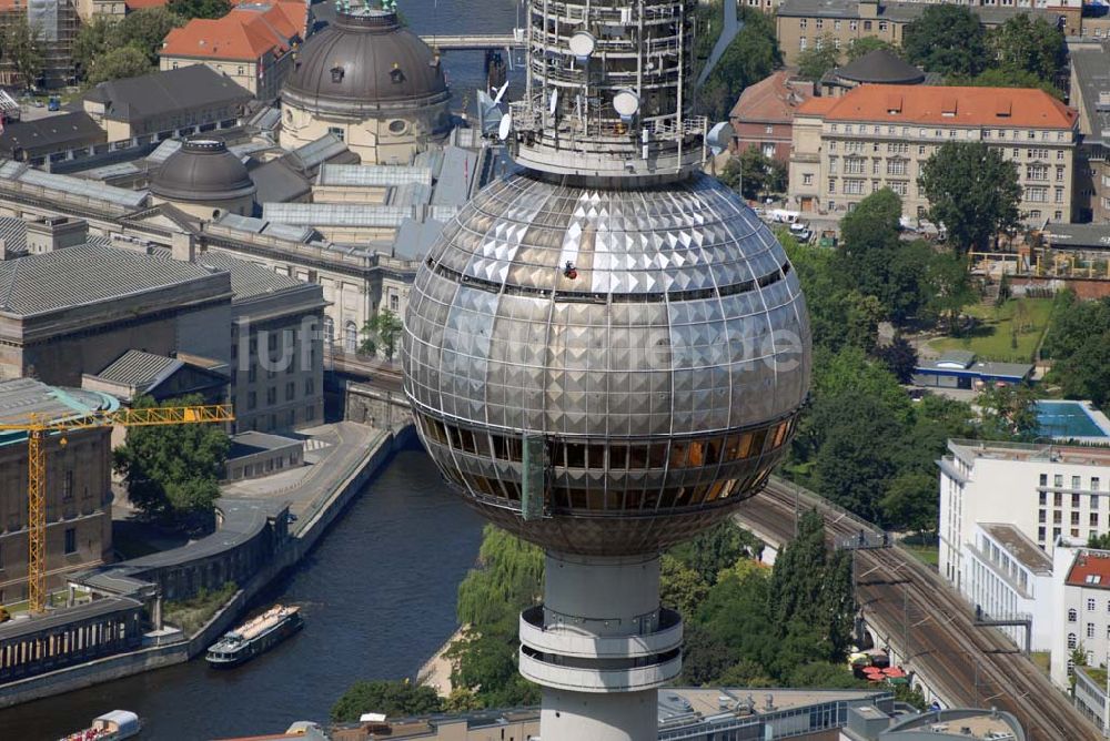 Luftbild Berlin - Blick auf Reinigungsarbeiten durch Industriekletterer an der Kugel des Berliner Fernsehturmes in Mitte