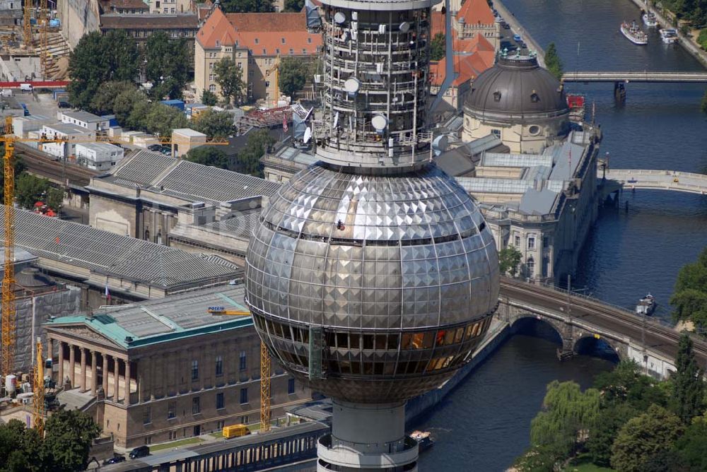 Luftaufnahme Berlin - Blick auf Reinigungsarbeiten durch Industriekletterer an der Kugel des Berliner Fernsehturmes in Mitte