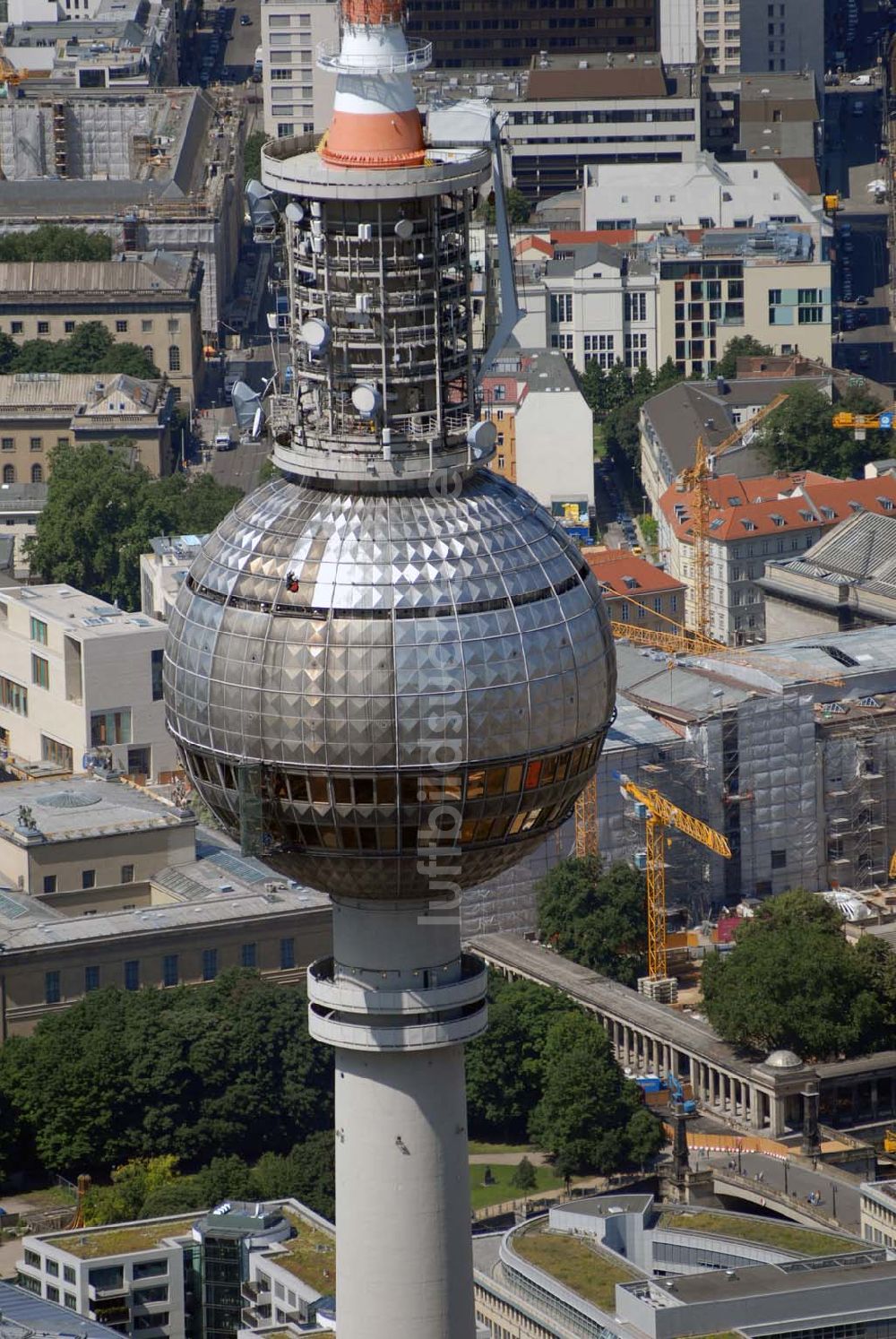 Berlin aus der Vogelperspektive: Blick auf Reinigungsarbeiten durch Industriekletterer an der Kugel des Berliner Fernsehturmes in Mitte