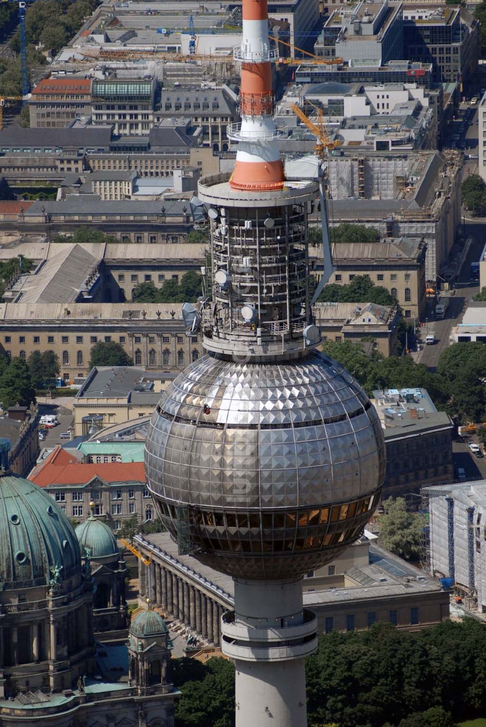 Luftaufnahme Berlin - Blick auf Reinigungsarbeiten durch Industriekletterer an der Kugel des Berliner Fernsehturmes in Mitte