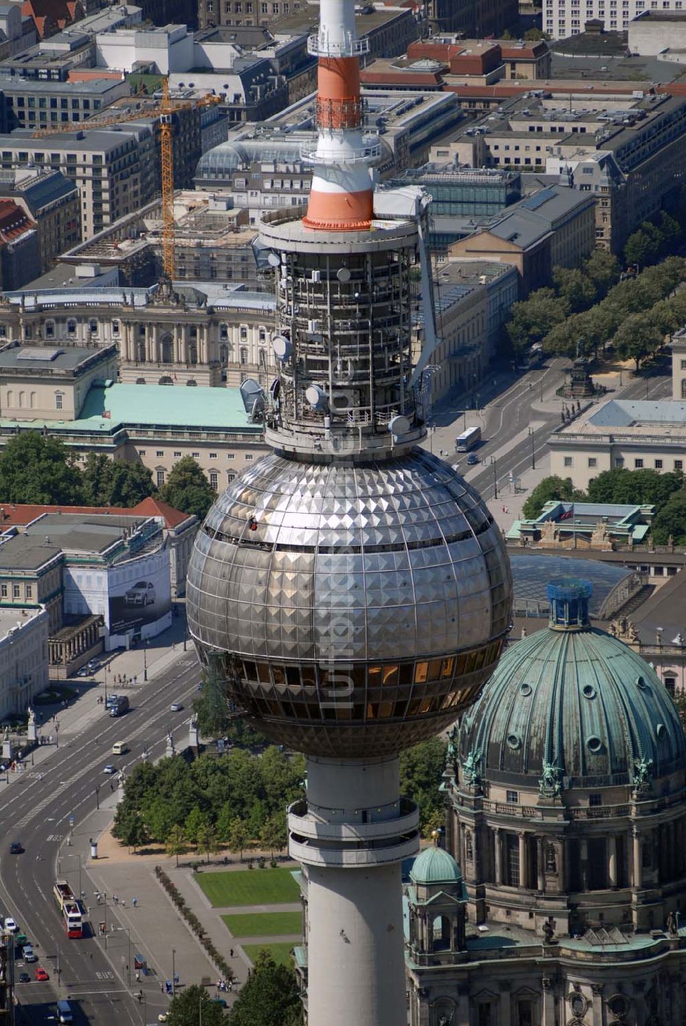 Berlin aus der Vogelperspektive: Blick auf Reinigungsarbeiten durch Industriekletterer an der Kugel des Berliner Fernsehturmes in Mitte