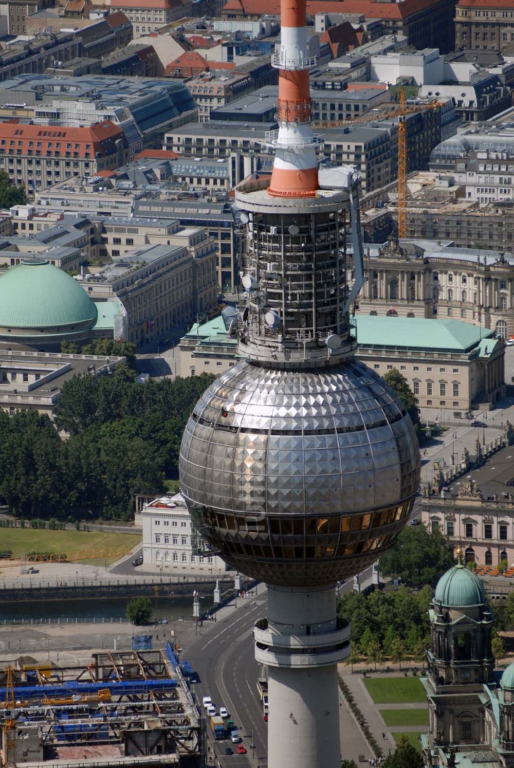 Luftbild Berlin - Blick auf Reinigungsarbeiten durch Industriekletterer an der Kugel des Berliner Fernsehturmes in Mitte