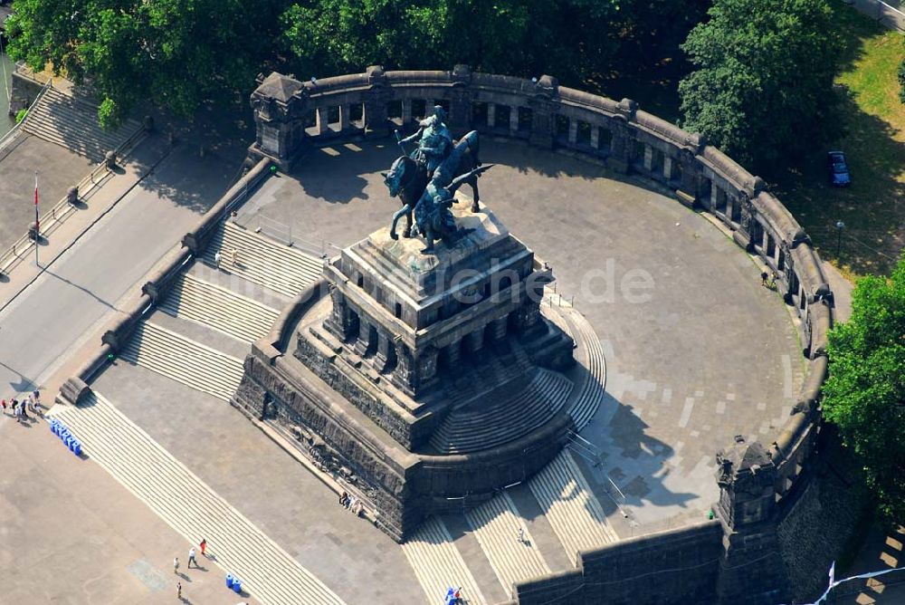 Koblenz aus der Vogelperspektive: Blick auf das Reiterstandbild Kaiser Wilhelm I. am Deutschen Eck in Koblenz