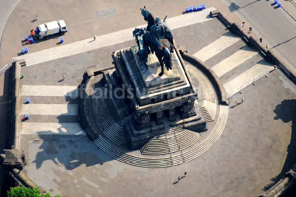 Luftaufnahme Koblenz - Blick auf das Reiterstandbild Kaiser Wilhelm I. am Deutschen Eck in Koblenz