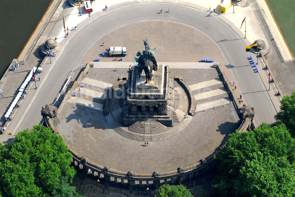 Koblenz von oben - Blick auf das Reiterstandbild Kaiser Wilhelm I. am Deutschen Eck in Koblenz