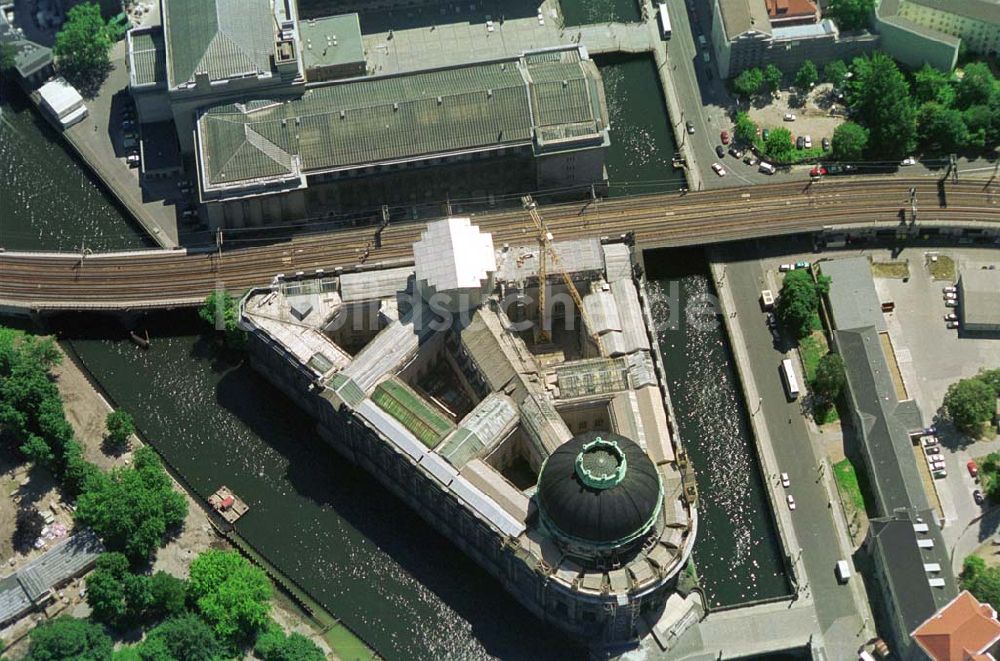 Luftbild Berlin - Blick auf die Rekonstruktions- und Umbauarbeiten an der Berliner Museumsinsel und das Bodemuseum