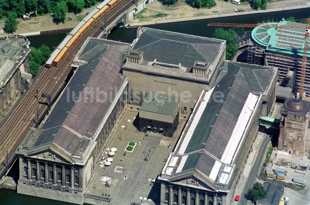 Luftaufnahme Berlin - Blick auf die Rekonstruktions- und Umbauarbeiten an der Berliner Museumsinsel und das Bodemuseum