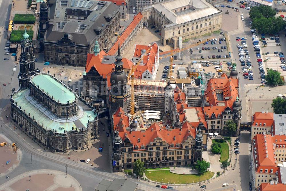 Dresden aus der Vogelperspektive: Blick auf das Residenzschloss und die Hofkirche in Dresden