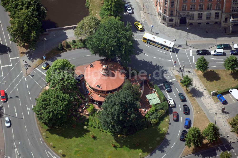 Luftaufnahme Oldenburg - Blick auf ein Restaurants an einem Verkehrsknotenpunkt Oldenburgs