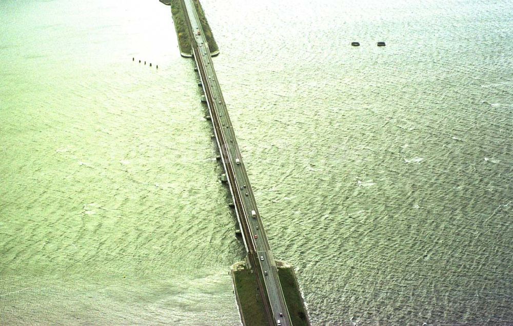 Stralsund / MV aus der Vogelperspektive: Blick auf den Rügendamm zwischen Stralsund und der Insel Rügen.