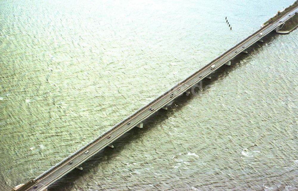 Luftaufnahme Stralsund / MV - Blick auf den Rügendamm zwischen Stralsund und der Insel Rügen.