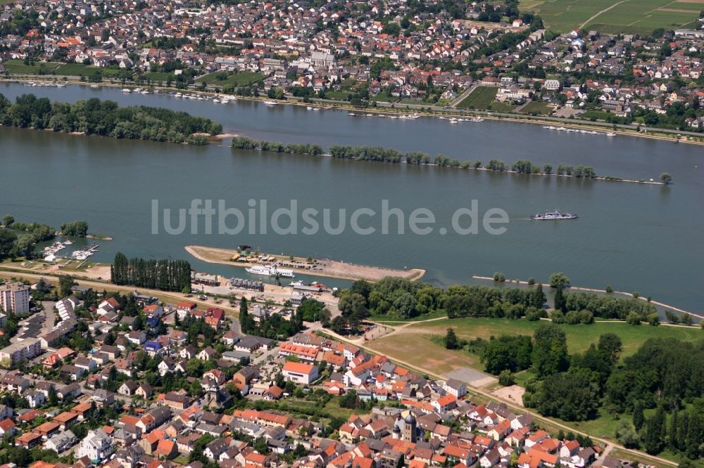 Ingelheim am Rhein von oben - Blick auf den Rhein und über die Stadt Ingelheim am Rhein im Bundesland Rheinland-Pfalz