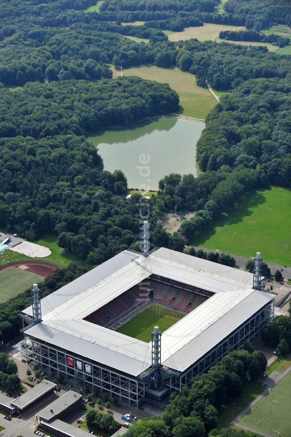 Köln aus der Vogelperspektive: Blick auf das Rhein Energie Stadion, die Heimspielstätte des 1. FC Köln, im Stadtteil Müngersdorf