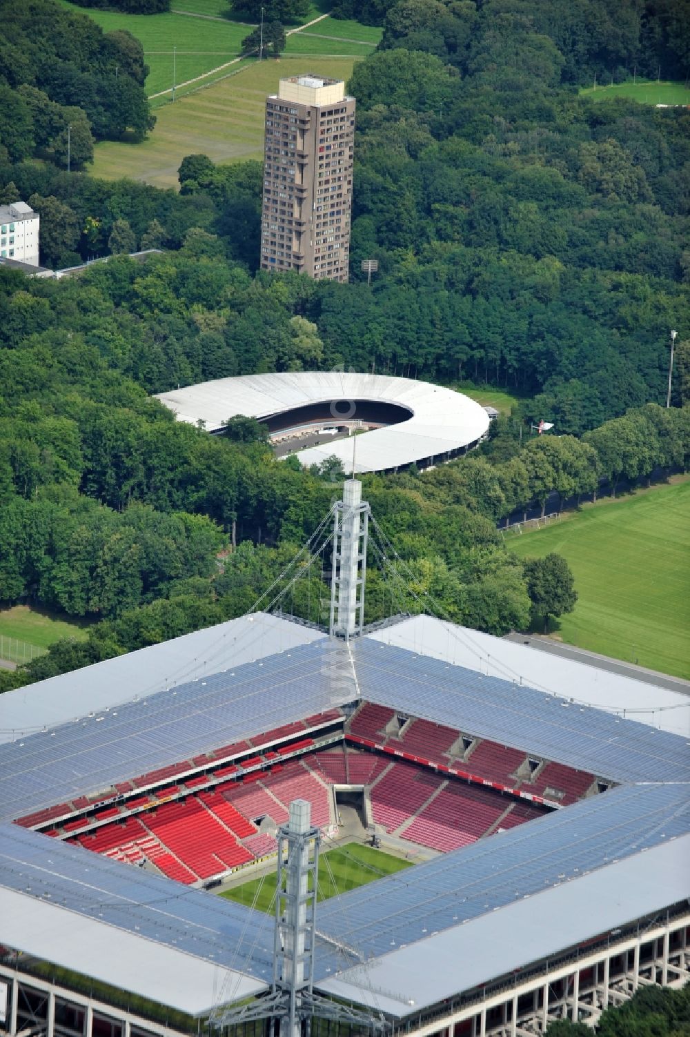 Luftbild Köln - Blick auf das Rhein Energie Stadion, die Heimspielstätte des 1. FC Köln, im Stadtteil Müngersdorf