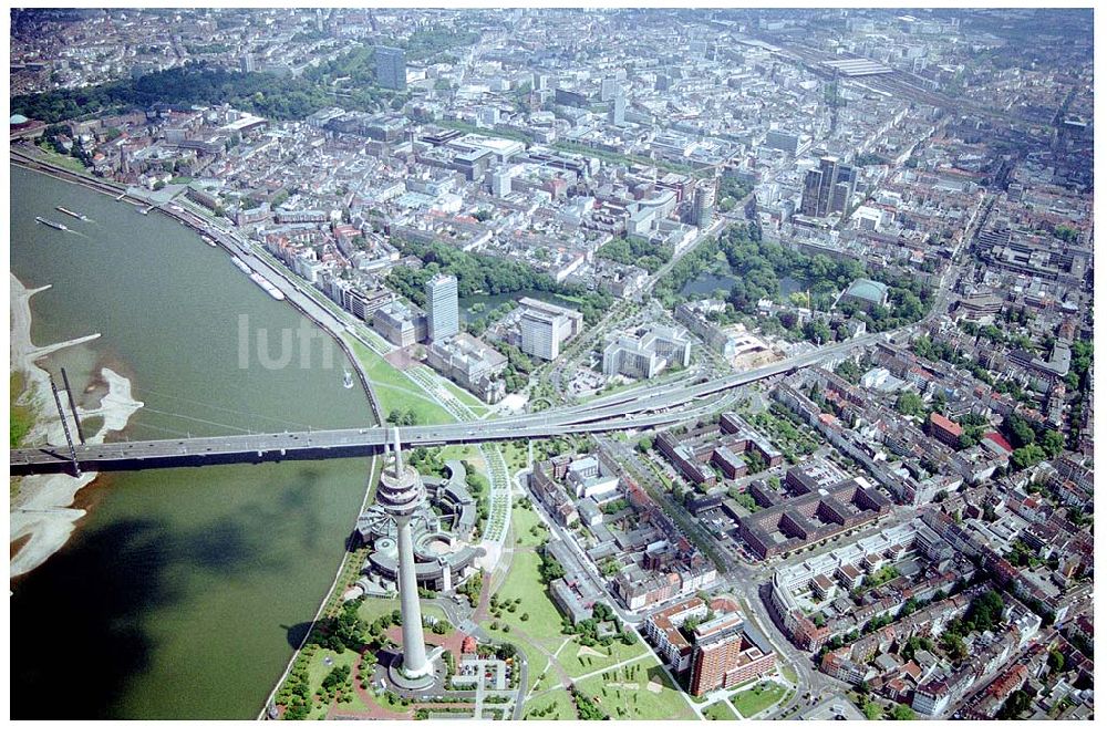 Luftaufnahme Düsseldorf - Blick auf das Rheinufer mit Rheinturm im Vordergrund