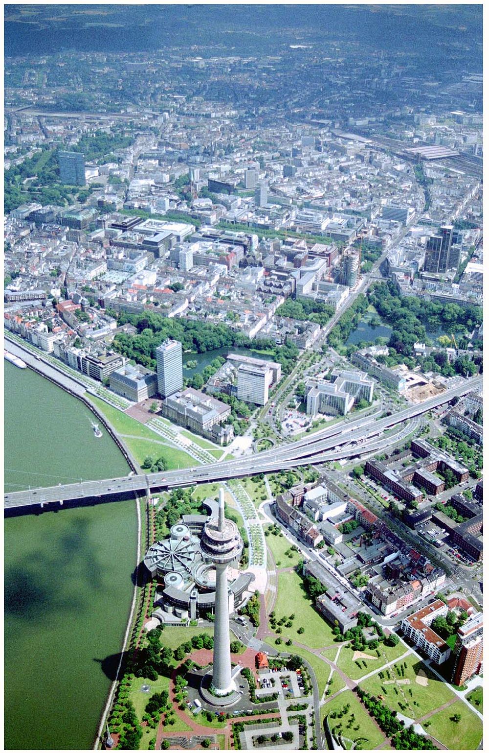 Düsseldorf von oben - Blick auf das Rheinufer mit Rheinturm im Vordergrund